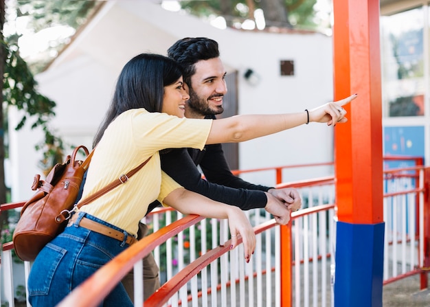 Foto gratuita pareja en el parque de atracciones