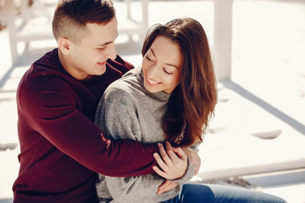 Pareja en un parque de invierno