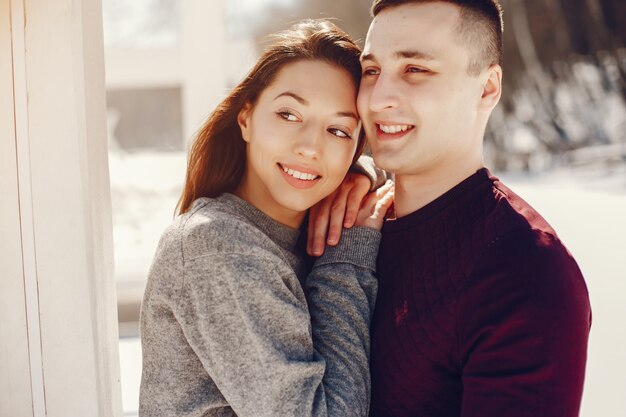 Pareja en un parque de invierno