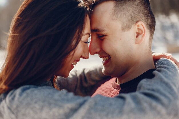 Pareja en un parque de invierno