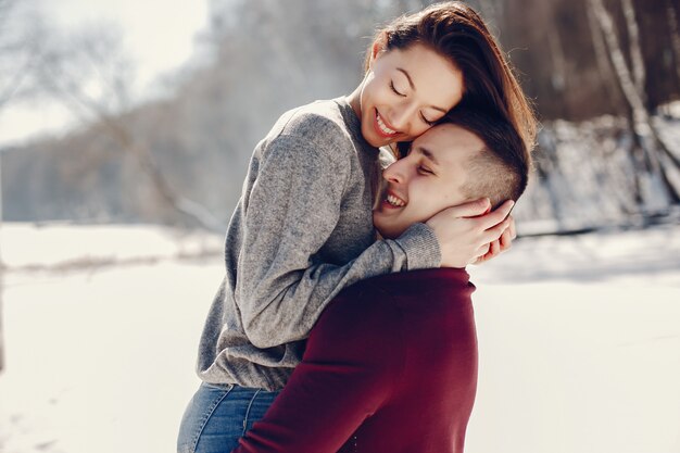 Pareja en un parque de invierno