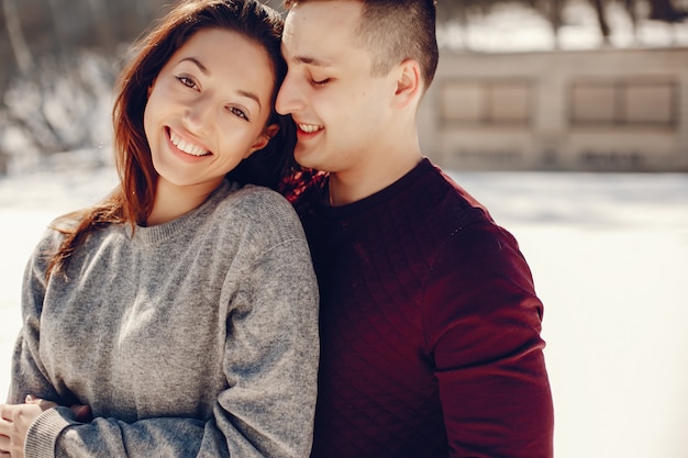 Pareja en un parque de invierno