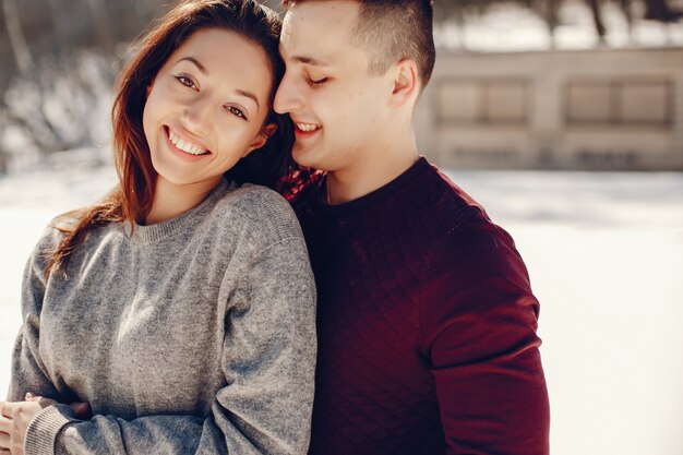 Pareja en un parque de invierno