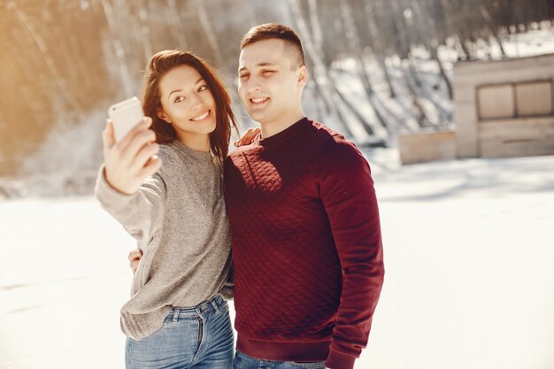 Pareja en un parque de invierno