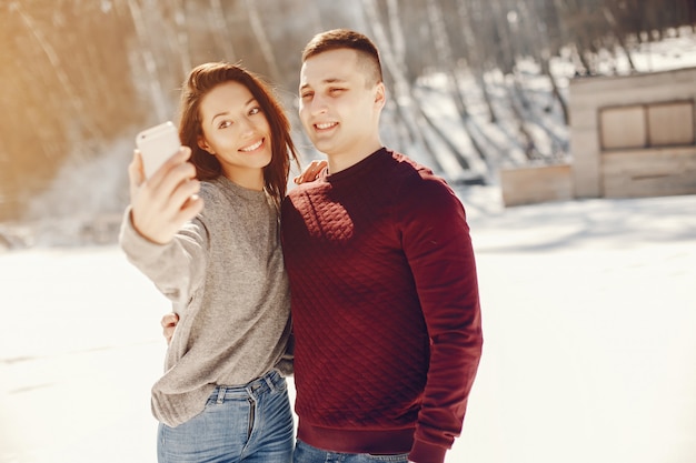 Pareja en un parque de invierno