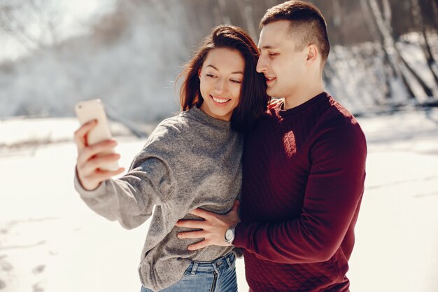 Pareja en un parque de invierno