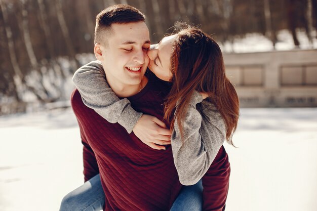 Pareja en un parque de invierno