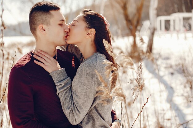 Pareja en un parque de invierno