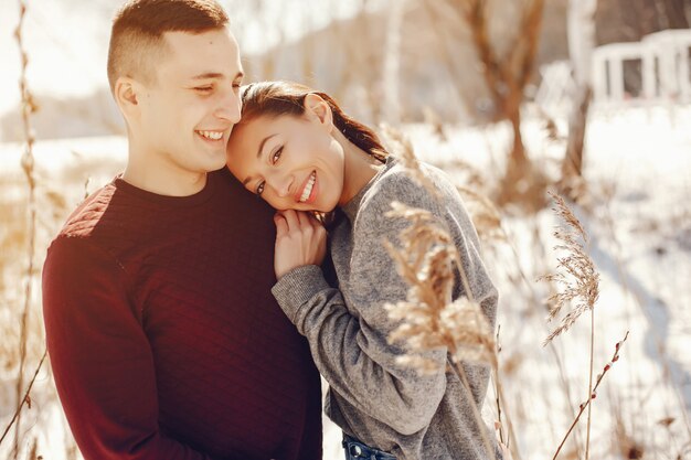 Pareja en un parque de invierno