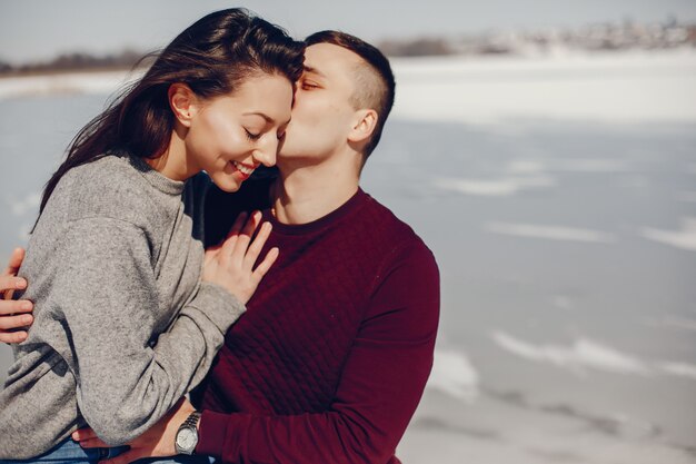 Pareja en un parque de invierno