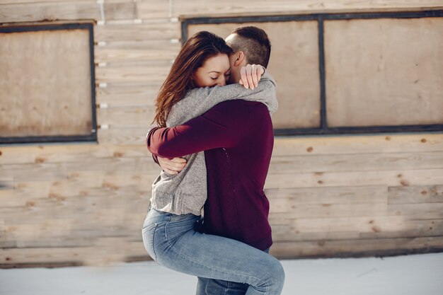 Pareja en un parque de invierno