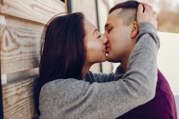 Pareja en un parque de invierno