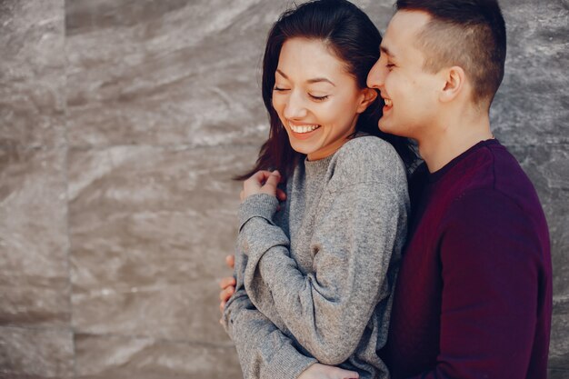 Pareja en un parque de invierno