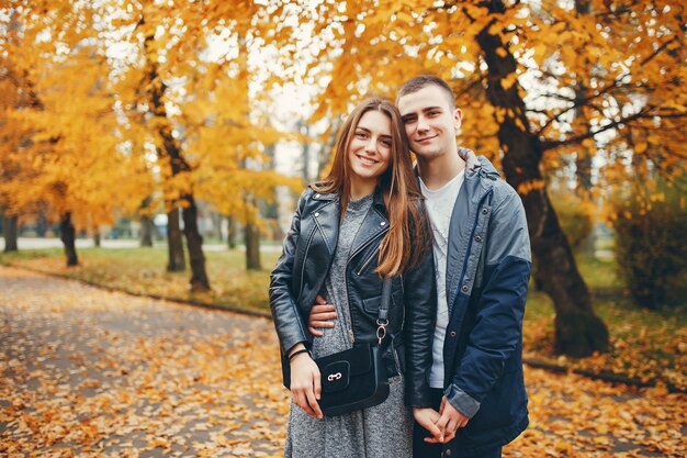 Pareja en el parque otoño