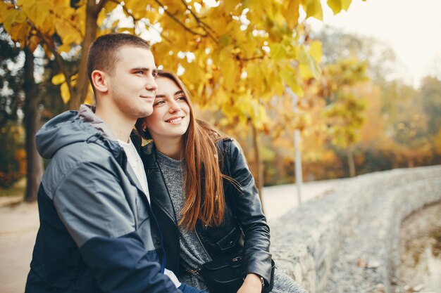 Pareja en el parque otoño