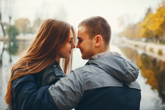 Pareja en el parque otoño