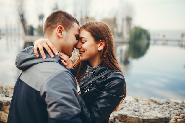 Pareja en el parque otoño