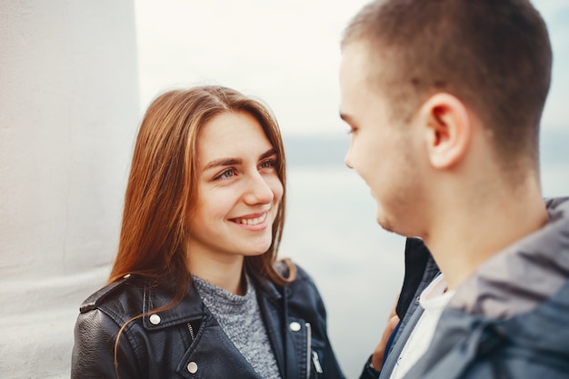 Pareja en el parque otoño