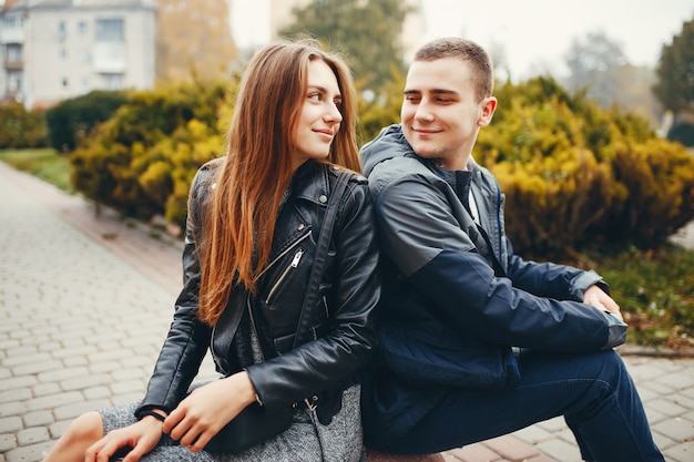 Pareja en el parque otoño