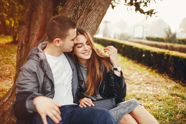 Pareja en el parque otoño