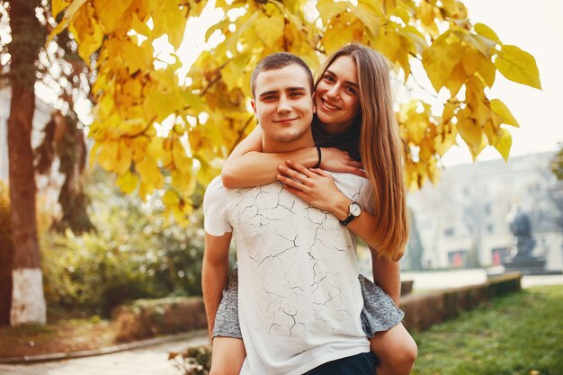 Pareja en el parque otoño