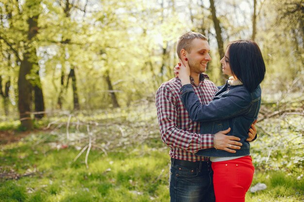 Pareja en un parque de primavera