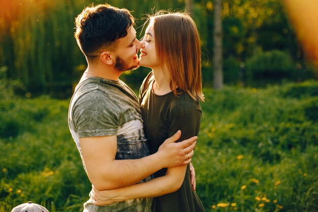 Pareja en un parque de verano