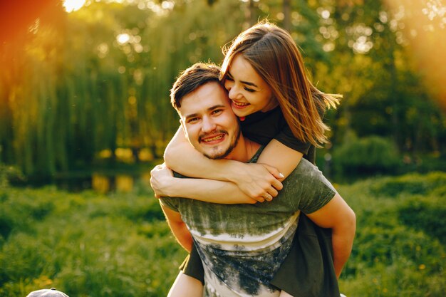 Pareja en un parque de verano