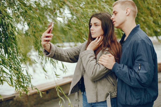 Foto gratuita pareja en un parque