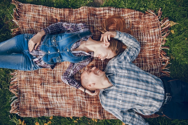 pareja en un parque