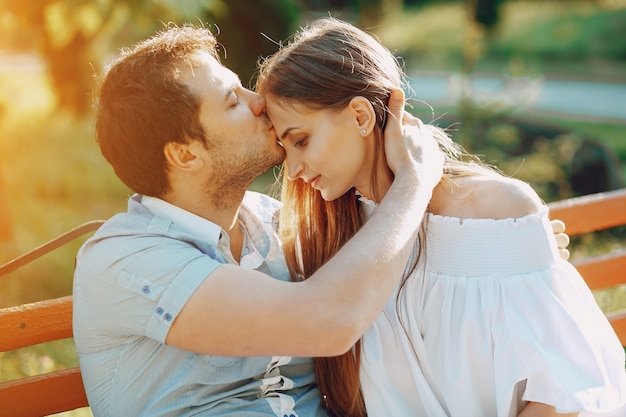 Foto gratuita pareja en un parque