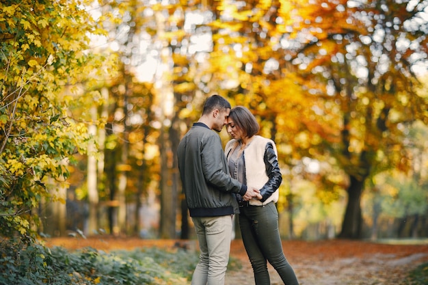 Foto gratuita pareja en el parque