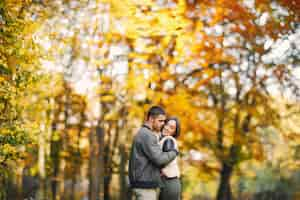 Foto gratuita pareja en el parque