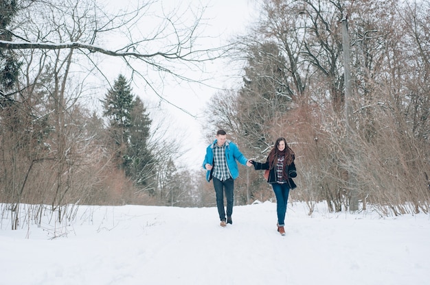 Foto gratuita pareja en el parque