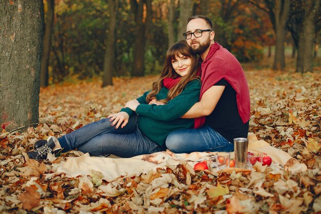 Pareja pasa tiempo en un parque de otoño