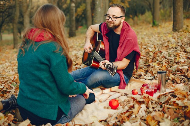 Pareja pasa tiempo en un parque de otoño