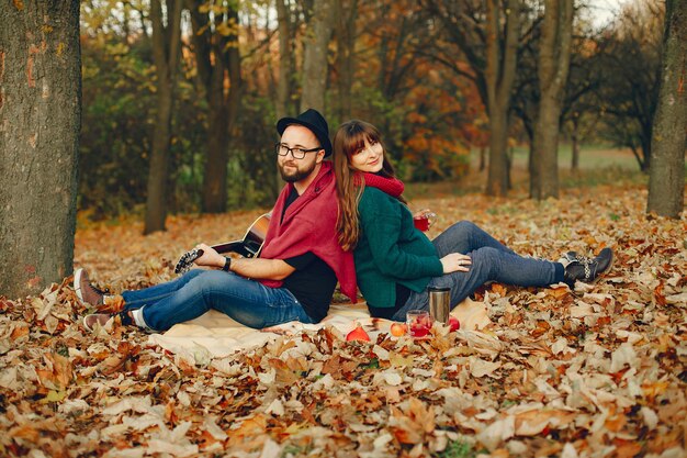 Pareja pasa tiempo en un parque de otoño