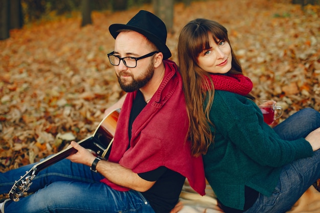 Pareja pasa tiempo en un parque de otoño