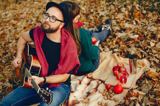 Foto gratuita pareja pasa tiempo en un parque de otoño