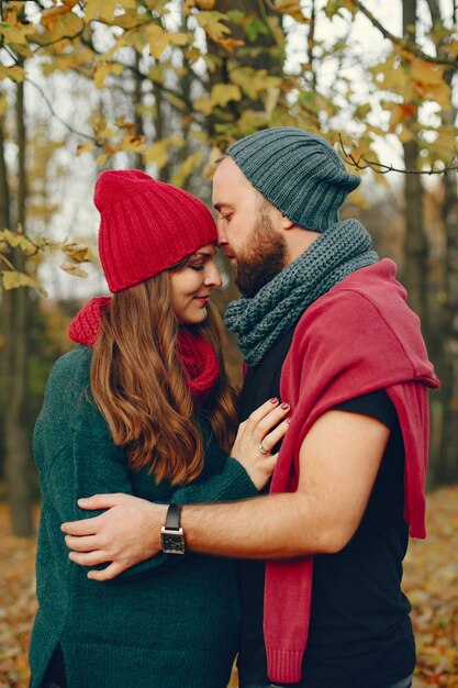 Pareja pasa tiempo en un parque de otoño