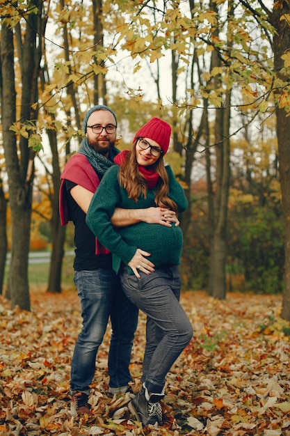 Foto gratuita pareja pasa tiempo en un parque de otoño