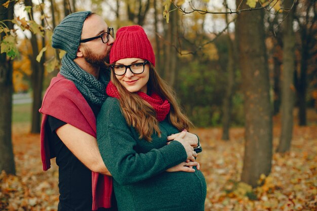 Pareja pasa tiempo en un parque de otoño