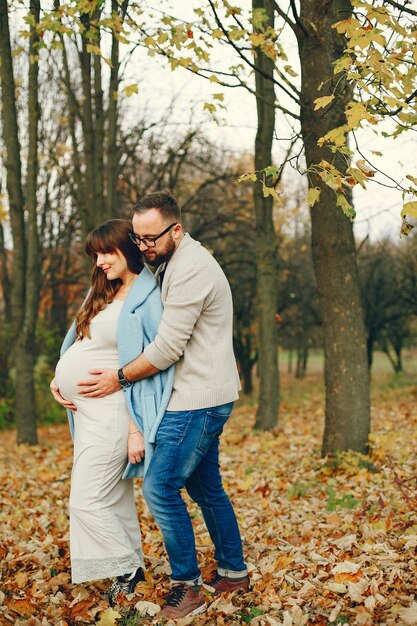 Pareja pasa tiempo en un parque de otoño