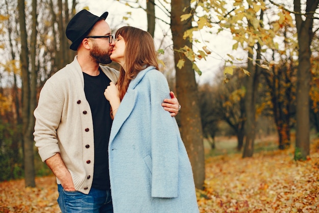 Pareja pasa tiempo en un parque de otoño