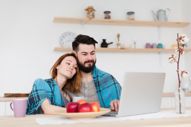 Pareja pasando un buen rato juntos