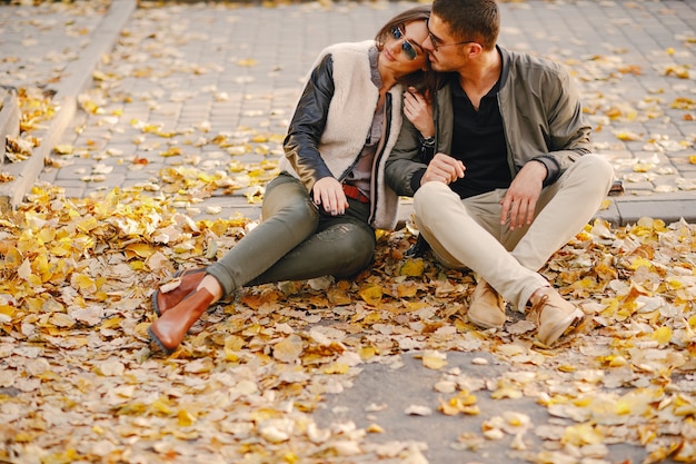 Foto gratuita pareja pasando el rato en la ciudad