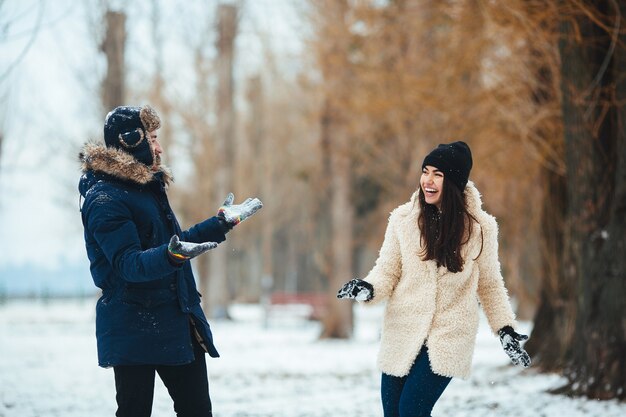 Pareja pasándolo bien en la nieve