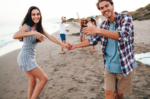 Pareja pasándoselo bien en la playa