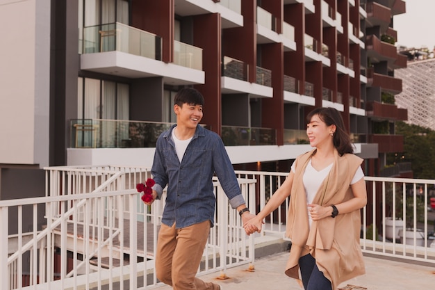 Pareja paseando de la mano