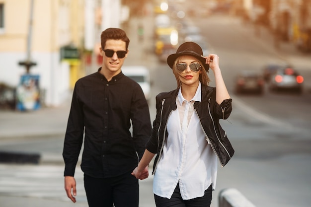 Foto gratuita pareja paseando de las manos